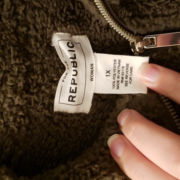 Fuzzy green jacket - Picture 2 of 4